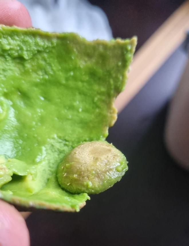 Avocado mit Pilzbefall von innen